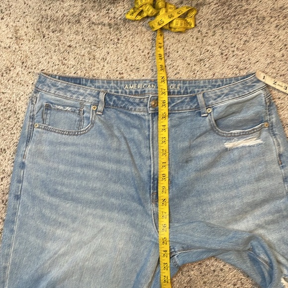 American Eagle Light Wash Ripped Mom Jean Size 18 Short - Picture 6 of 6